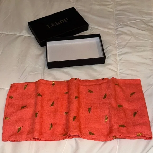 LERDU Coral Scarf with Gold Details - Picture 2 of 14